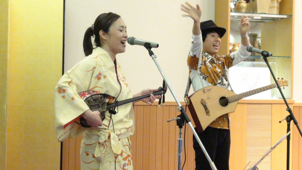 大阪 結婚式二次会パーティーで沖縄 島唄の演奏家派遣を行いました 演奏家派遣 音楽家派遣ナビ Musician Navi