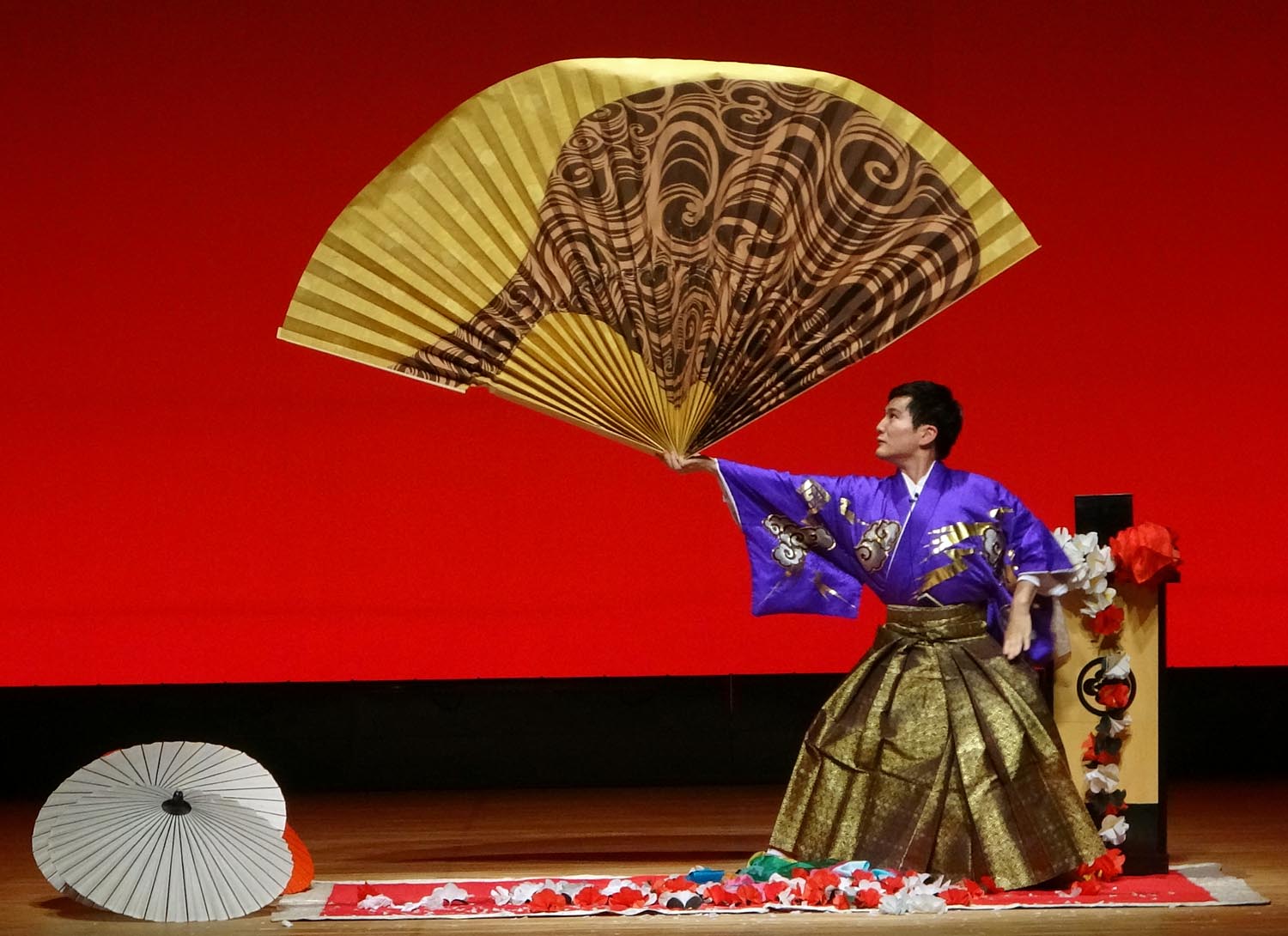 外国人留学生向け伝統芸能公演に江戸手妻師を派遣し、公演を実施しました 演奏家派遣・音楽家派遣ナビ musiciannavi